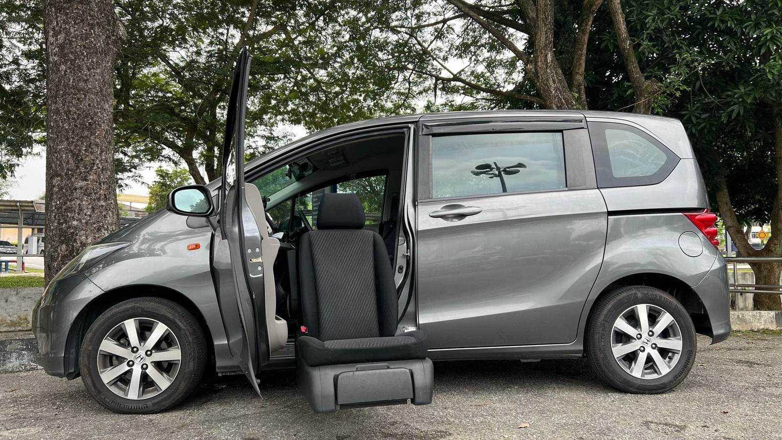 Wheelchair-accessible vehicle with side access